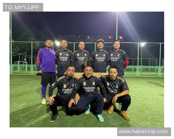 足球明星合影精彩瞬间集锦展现球场风采与友谊的完美结合 足球明星合影精彩瞬间集锦展现球场风采与友谊的完美结合