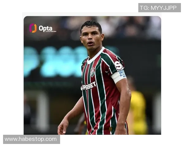 足球明星的过人绝技揭秘：如何在赛场上轻松突破防线与对手较量